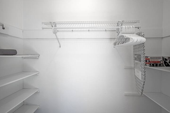 Retiro charmoso com pátio privativo e estacionamento