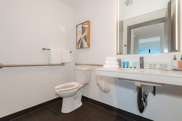 Urban Bayview Haven · Piscina e terraço #4417