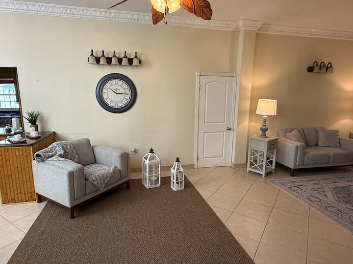 À beira da piscina. Bangalô pitoresco.