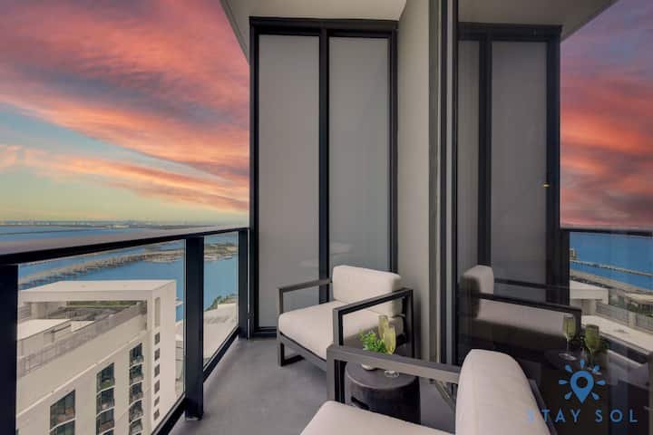 1 QT – Vista da cidade, academia e piscina