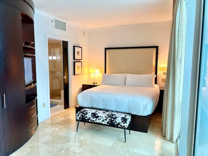 Linda suíte lateral da piscina | 3 min da praia