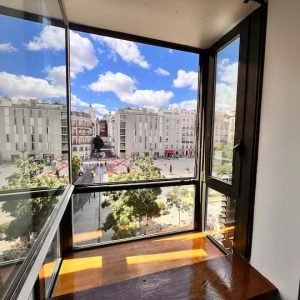 Praça Chueca com estacionamento