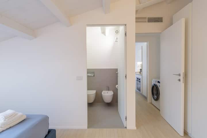 DUOMO 10min  Compras e relaxamento, ar-condicionado, Wi-Fi, varanda