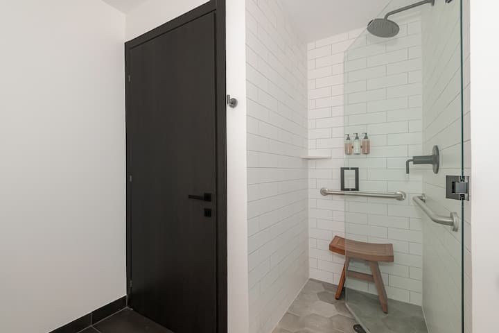 Urban Bayview Haven · Piscina e terraço #4417