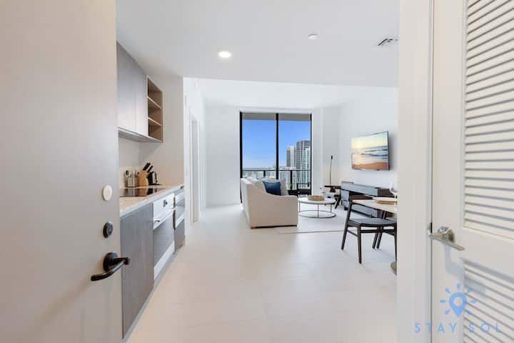 1 QT – Vista da cidade, academia e piscina