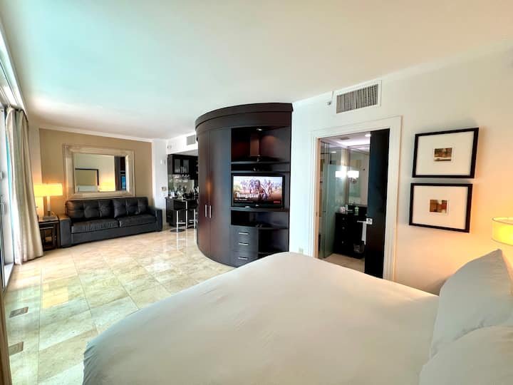 Linda suíte lateral da piscina | 3 min da praia