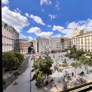 Praça Chueca com estacionamento