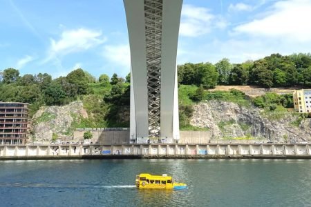 Passeio Turístico pelo Porto e Gaia num veículo anfíbio