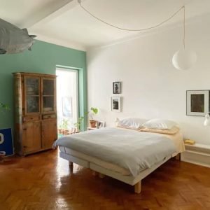 Quarto azul com vista laranjeira