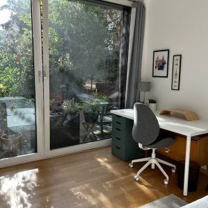 Quarto aconchegante com terraço e banheiro