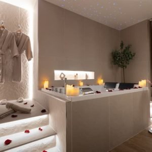 Suíte de luxo e banheira de hidromassagem privativa – Home cinema