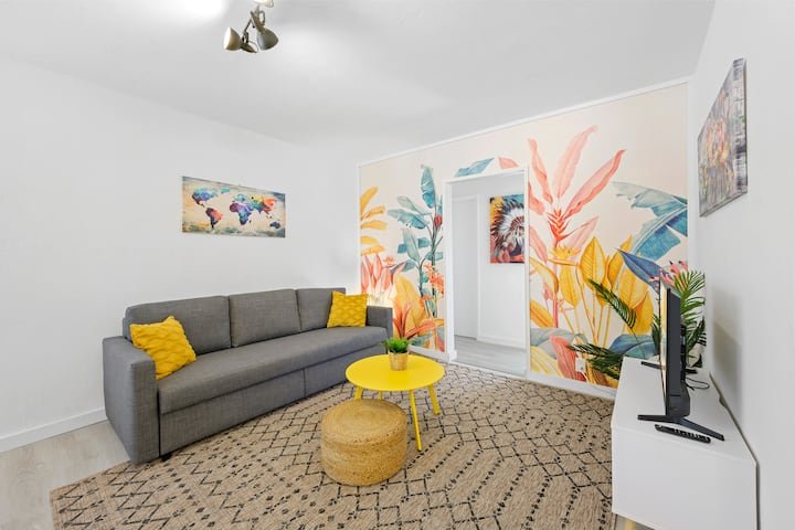 Retiro charmoso com pátio privativo e estacionamento