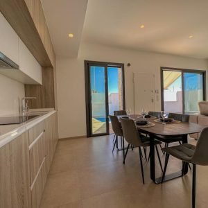 Quarto azul com vista laranjeira