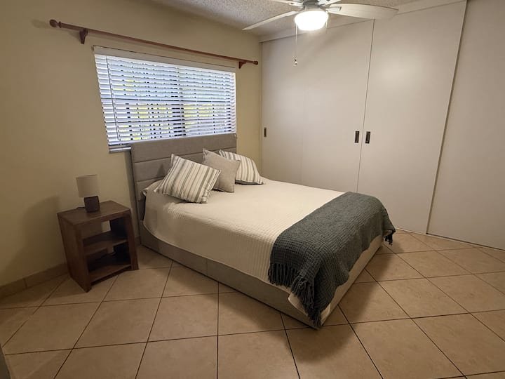 À beira da piscina. Bangalô pitoresco.