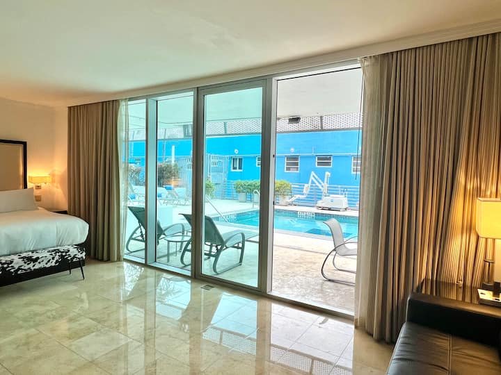 Linda suíte lateral da piscina | 3 min da praia