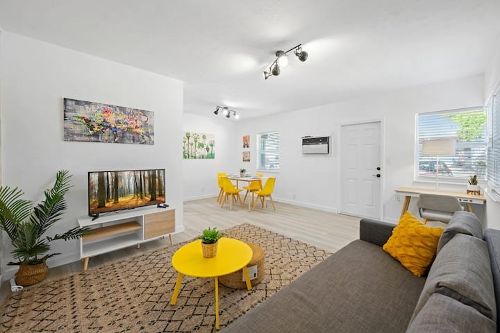 Retiro charmoso com pátio privativo e estacionamento