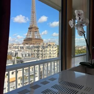Vista fantástica da Torre Eiffel estúdio e varanda privada