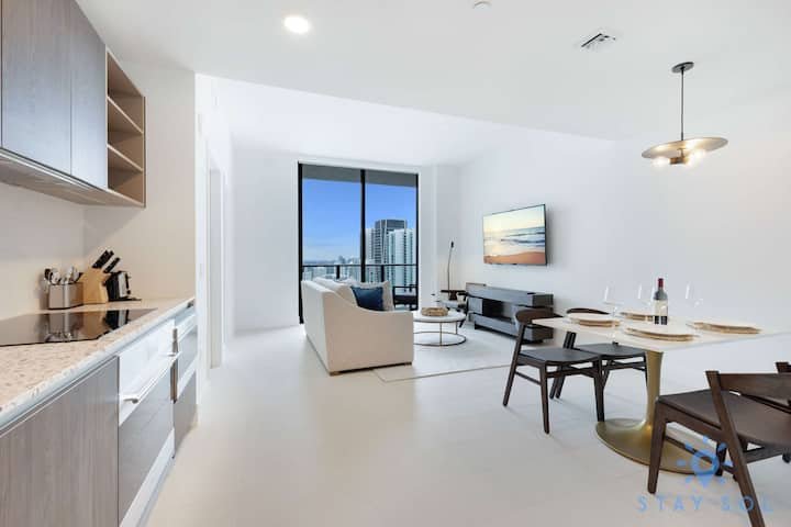 1 QT – Vista da cidade, academia e piscina