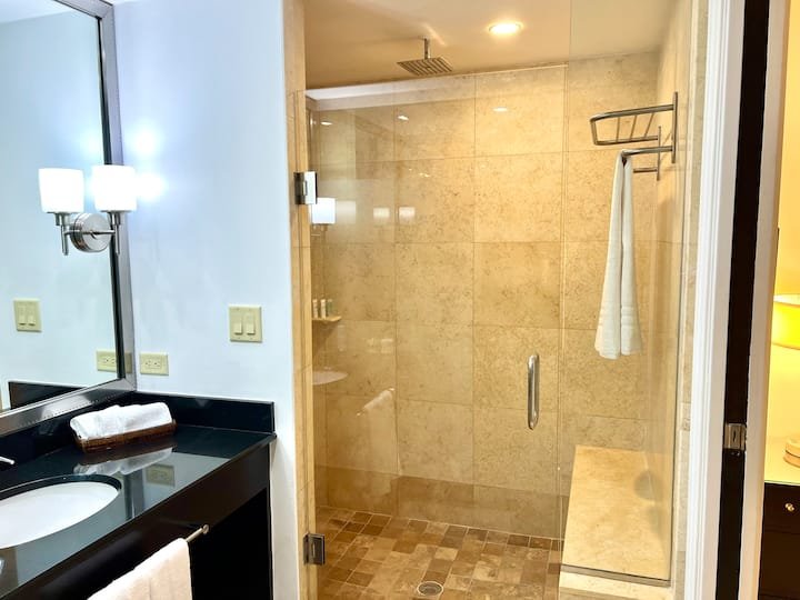 Linda suíte lateral da piscina | 3 min da praia