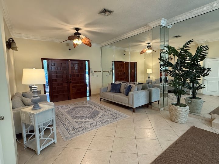 À beira da piscina. Bangalô pitoresco.