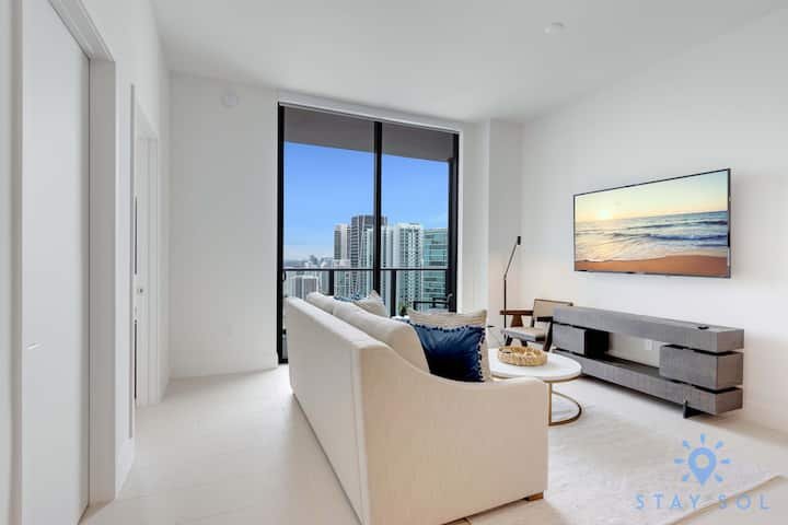 1 QT – Vista da cidade, academia e piscina