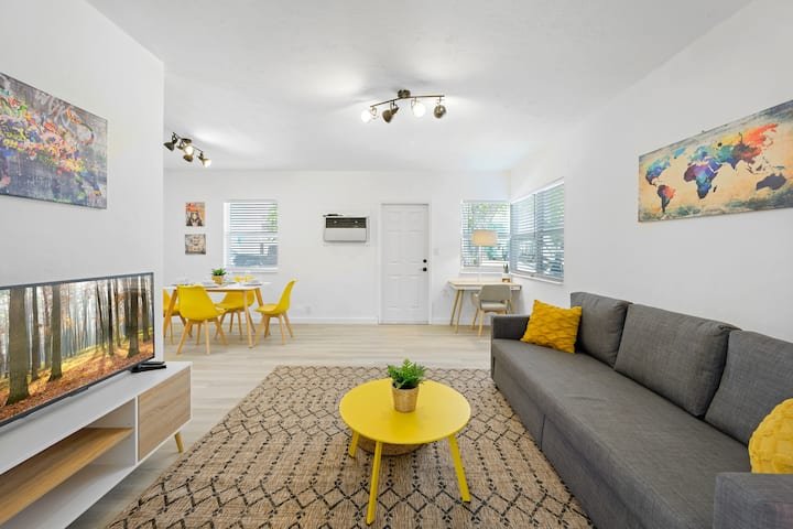 Retiro charmoso com pátio privativo e estacionamento