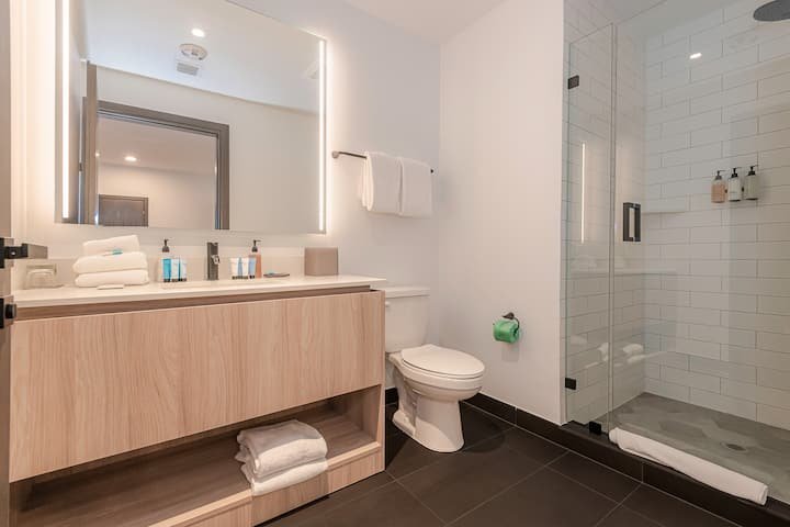 Urban Bayview Haven · Piscina e terraço #4417