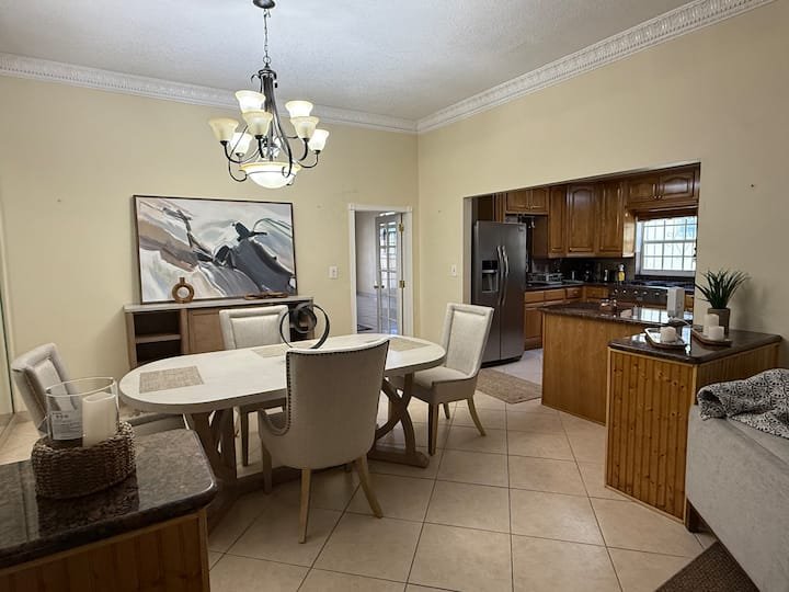 À beira da piscina. Bangalô pitoresco.