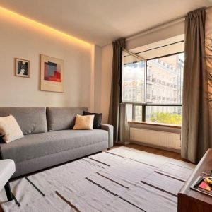 Praça Chueca com estacionamento