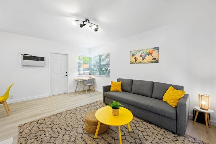 Retiro charmoso com pátio privativo e estacionamento