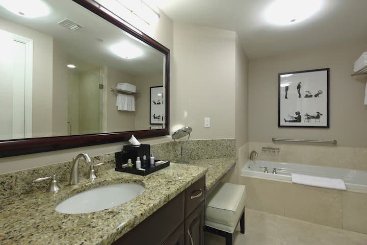 Suíte de 1 quarto com vista para o mar Fontainebleau Tresor