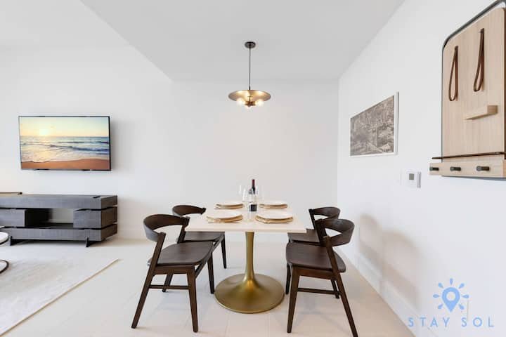 1 QT – Vista da cidade, academia e piscina