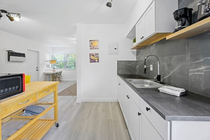 Retiro charmoso com pátio privativo e estacionamento