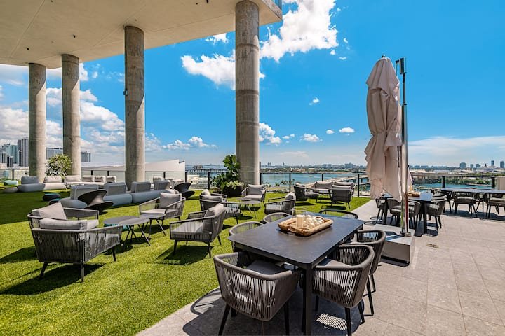 Urban Bayview Haven · Piscina e terraço #4417