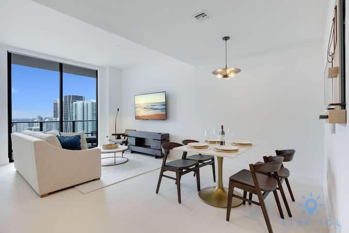 1 QT – Vista da cidade, academia e piscina