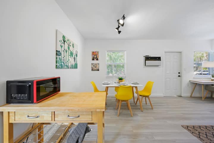 Retiro charmoso com pátio privativo e estacionamento