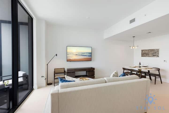 1 QT – Vista da cidade, academia e piscina