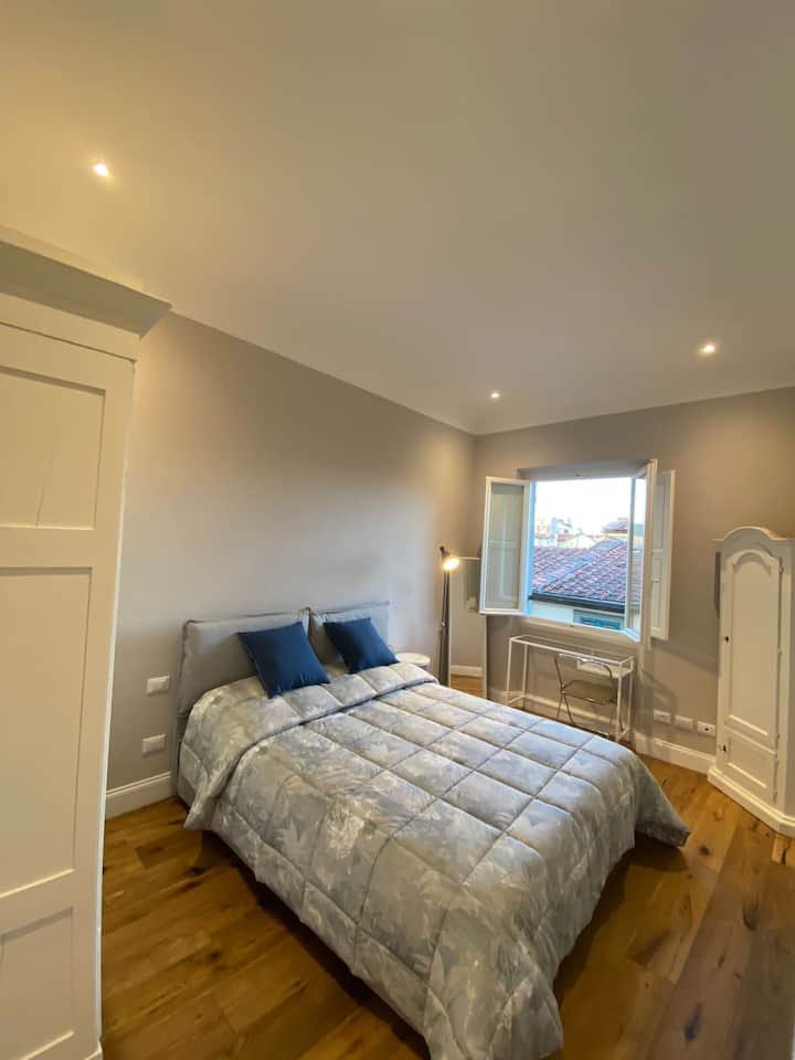 Quarto recém-reformado com vista para a cúpula do centro de Florença