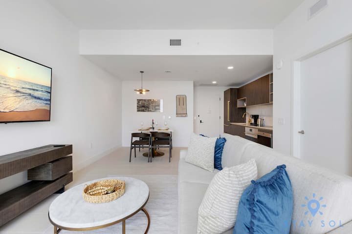 1 QT – Vista da cidade, academia e piscina