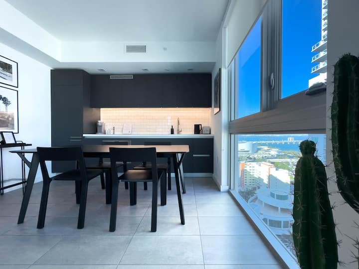 Condomínio de luxo de 1 quarto com vista para o mar e para a cidade