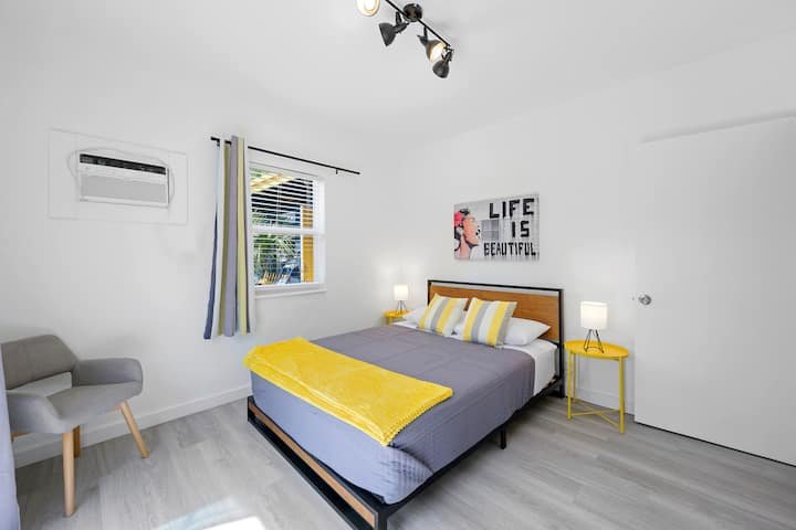 Retiro charmoso com pátio privativo e estacionamento