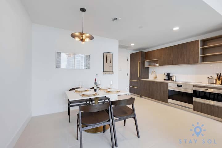 1 QT – Vista da cidade, academia e piscina