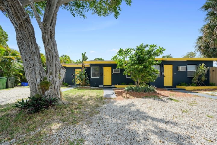 Retiro charmoso com pátio privativo e estacionamento