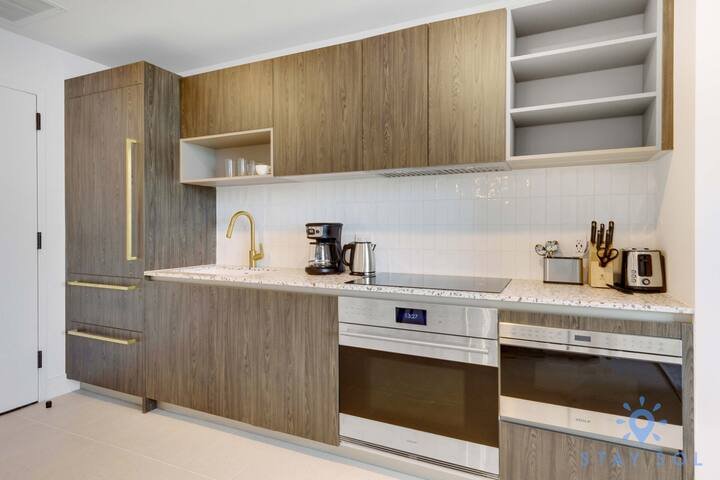 1 QT – Vista da cidade, academia e piscina