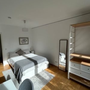 Quarto aconchegante com terraço e banheiro