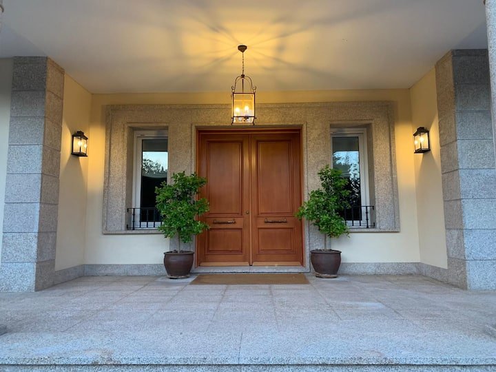 APARTAMENTO PRIVADO 200 m/2. DENTRO DA GRANDE CASA URBANA DE LUXO