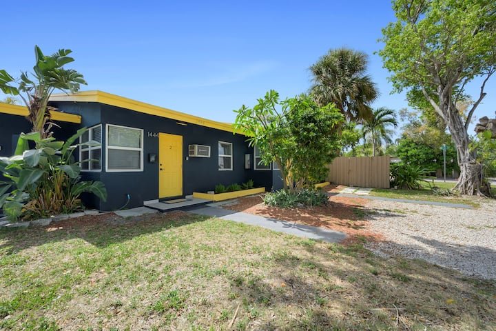 Retiro charmoso com pátio privativo e estacionamento