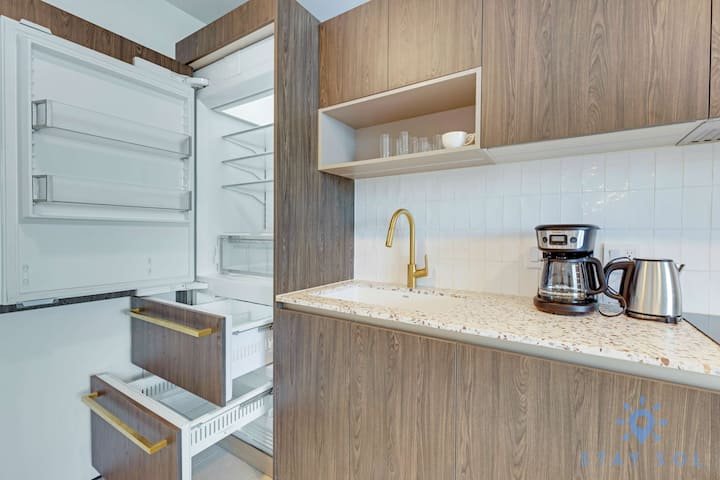 1 QT – Vista da cidade, academia e piscina