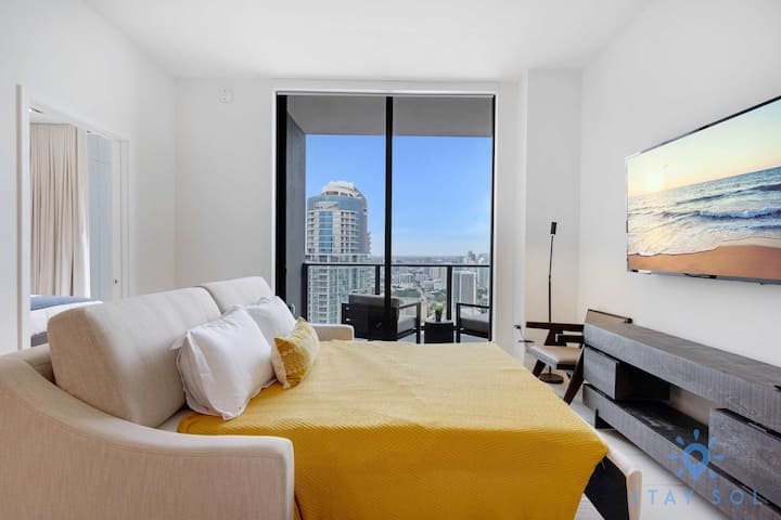 1 QT – Vista da cidade, academia e piscina