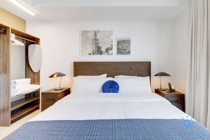 1 QT – Vista da cidade, academia e piscina